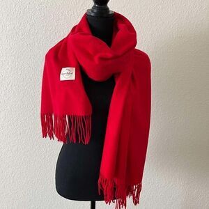 Soft warm scarf  is a mixture of acrylic and cashmere condition is new